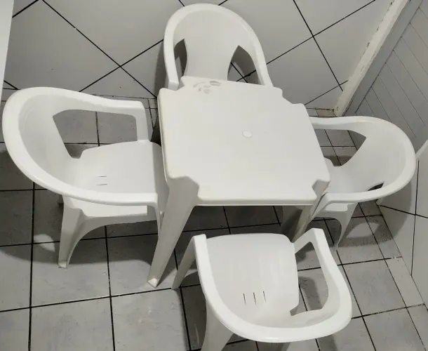 Mesas e cadeiras de plástico