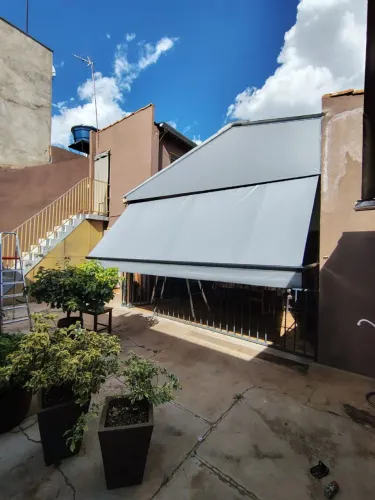 Toldo pivotante em lona PVC 