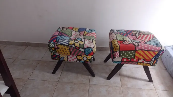 Par de Puffs Decorativos Retrô - Pés Palito Estampa Colorida