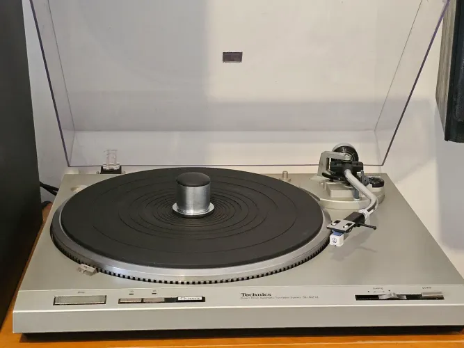 Toca discos Technics SLQ212 em perfeito estado