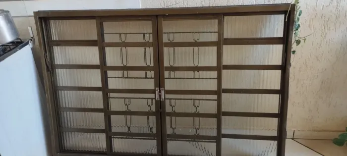 Vendo uma veneziana Sasazaki Belfort com vidros canelados 1,50x1,0cm,em perfeito uso.