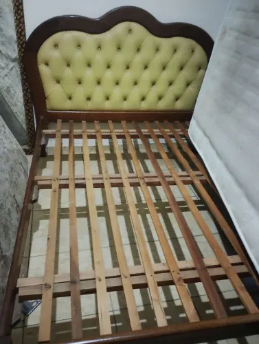 Cama casal sucupira com cabeceira almofada 