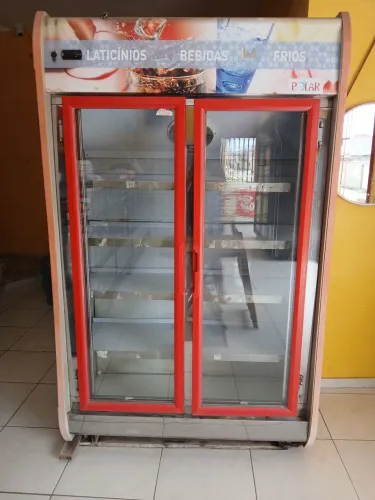Geladeira expositora de bebidas.