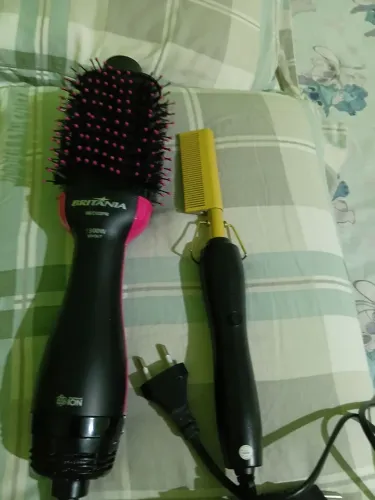 Vendo uma escova secadora Britânia semi nova usada 2 vezes e um pente alisador