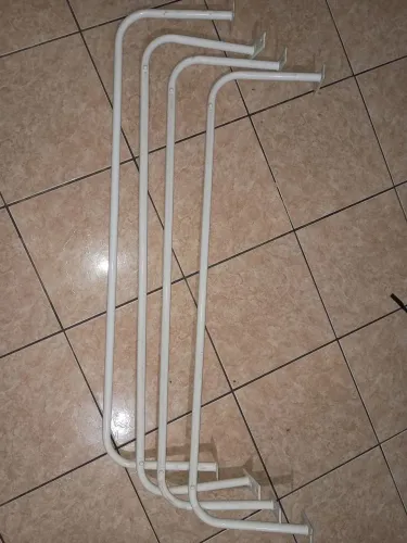 Arara de parede branca usada