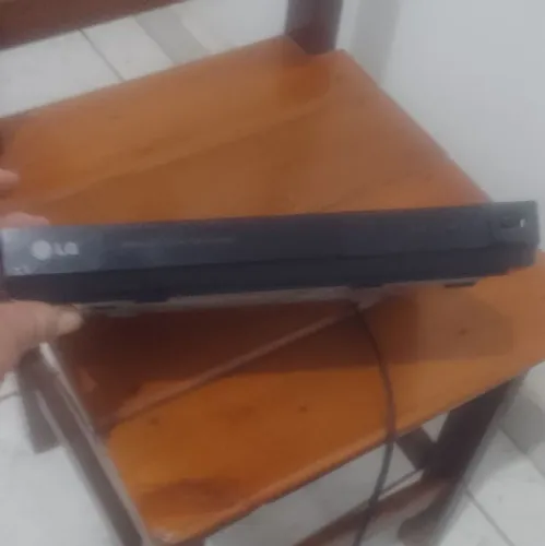 Vende se um DVD LG com saída pra pen driver Seme nova muito bem conservado funcionando
