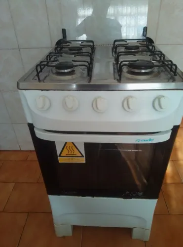 Fogão marca Mueller branco com quatro bocas bom estado