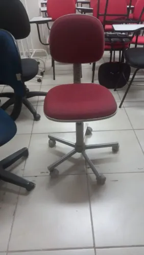 Cadeira vermelha com rodinha