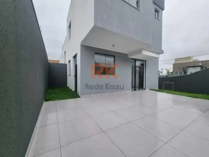 Casa geminada com excelente padrão de acabamento, localizada no bairro Santa Amélia