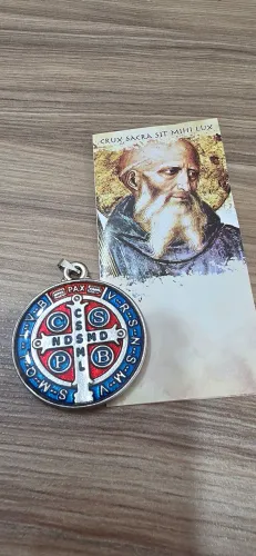 Medalha de São Bento Resinada com Oração e Folheto Explicativo - Nova