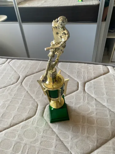 troféu/taça decorativa com uma figura de pássaro no topo, 