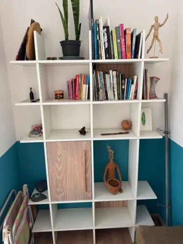 Estante Livreiro Branca com Nichos e Porta de Madeira