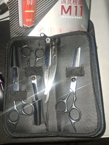 Kit barbeiro, Máquinas e tesouras profissionais.