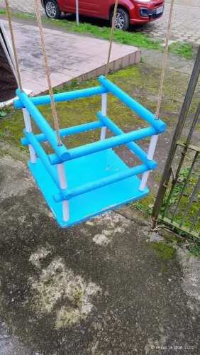 Vendo divertido balanço cadeirinha infantil na cor azul. Medidas 30x30 cm<br><br>Não entrego