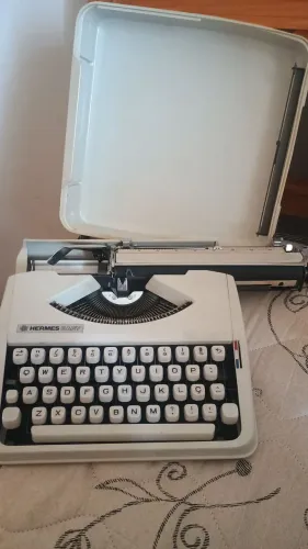 Máquina de escrever portátil Hermes Baby