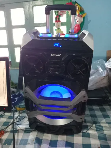 Caixa de som bem conservada tudo focionando