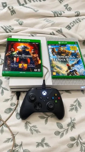 Xbox One S com 1TB e um controle 