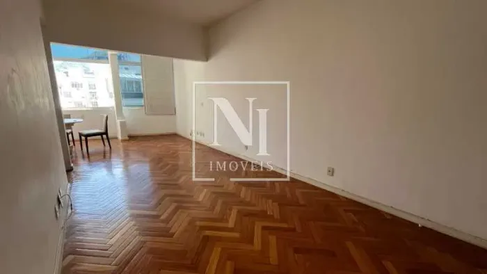 APARTAMENTO 2 QUARTOS NA AVENIDA ATLÂNTICA BEIRA MAR EM COPACABANA