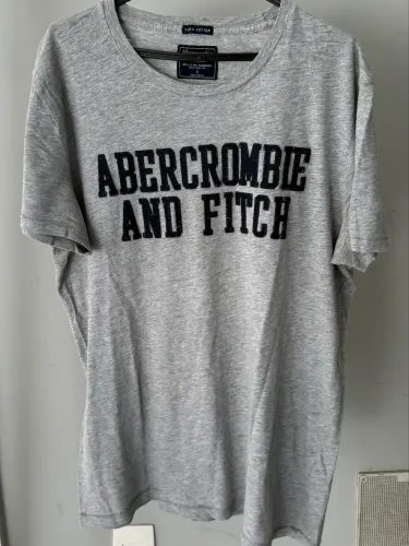 Camiseta Abercrombie TAM.S (VESTE M)
