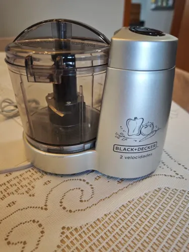 Este é um Mini Processador de Alimentos Black+Decker HC32P na cor prata