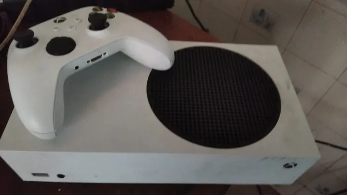Xbox series S (pouco usado)