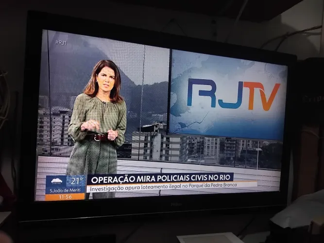 Tv fhilco funcionando perfeitamente so deu bolhas na película so nota quand desliga 