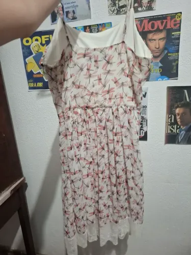 Vestido branco de libélulas com renda
