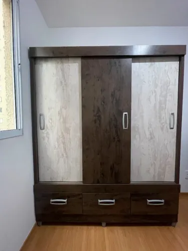 Guarda-roupa 3 portas de correr e 3 gavetas. Em bom estado de conservação