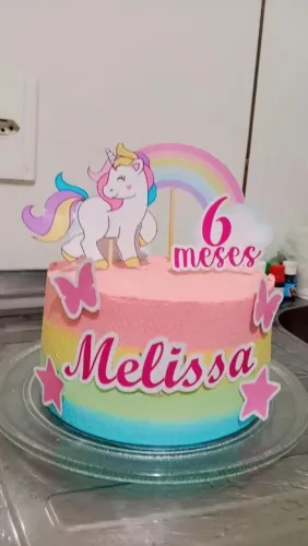 Bolo decorado com chantilly