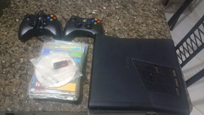VENDO XBOX 360 DESBLOQUEADO VAI COM HD DE 250 GB