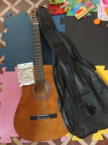 violão novo com bolsa e corda reserva