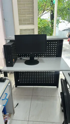 Balcão de recepção com tampo duplo (painel perfurado)