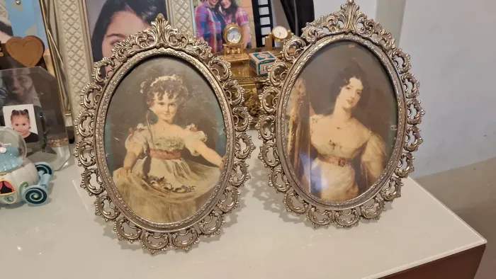 Porta Retrados Antigos em Metal o par.