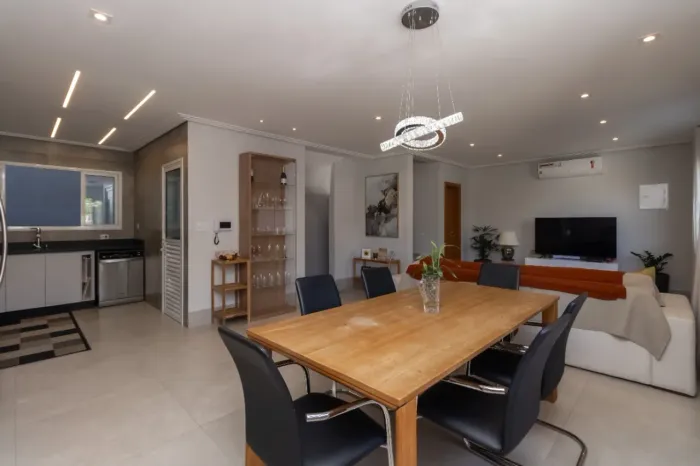 Casa para venda em Parque São Domingos com 3 quartos, sendo 3 suítes, 183m²