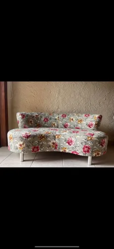 Sofá florido dois lugares