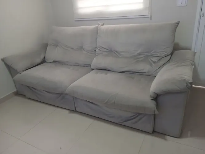 Sofá retrátil e reclinável, tecido veludo prata, impermeabilizado tamanho 2,50m