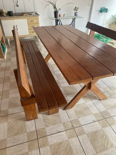 Jogo de mesa em madeira com 2 bancos com encosto