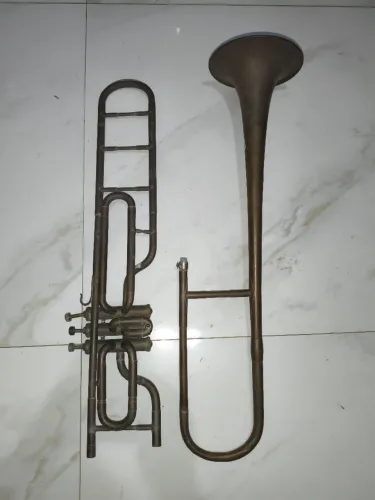 Trombone antigo para decoração ou restauração