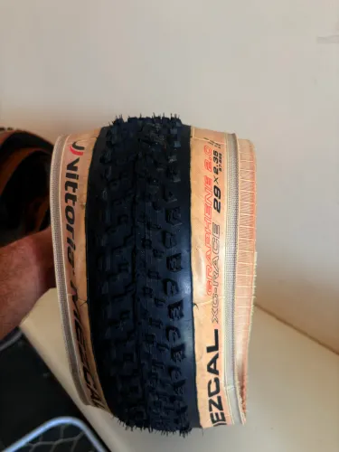 Par de Pneus Vittoria Mezcal XC Race 29x2.35 Tubeless - Novos