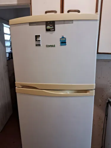 Vende geladeira dupla grande marca consul sem ni um defeito motivo mudança de estado