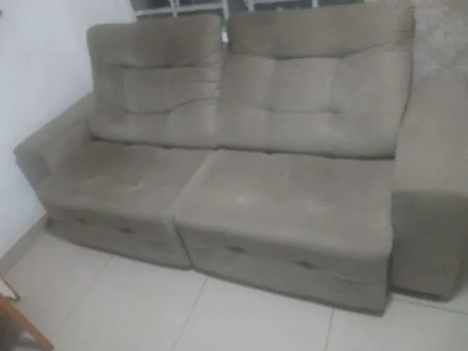 Vendo sofá retrátil aveludado bege 