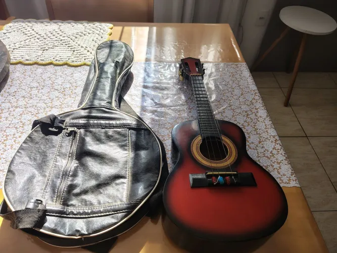 Cavaquinho, com a Case de material sintetico