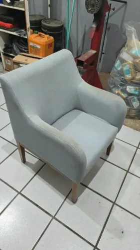 02 Poltronas estofadas cinza com braços e pés de madeira - usadas