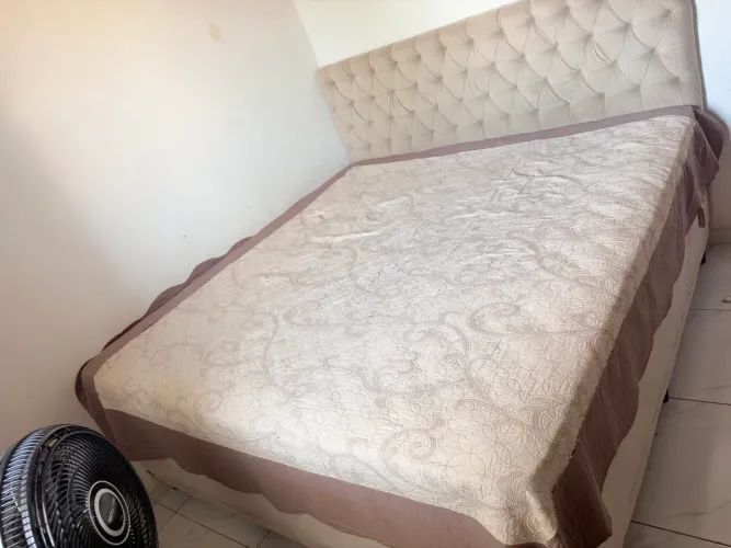 Vende-se cama king de medida de 2,03 m × 2,20 m com a cabeceira