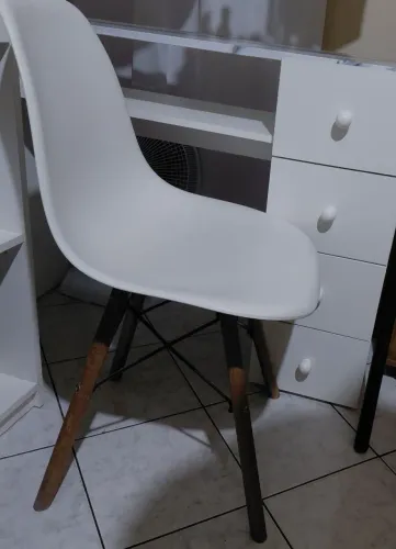 Vendo cadeira perna palito branca