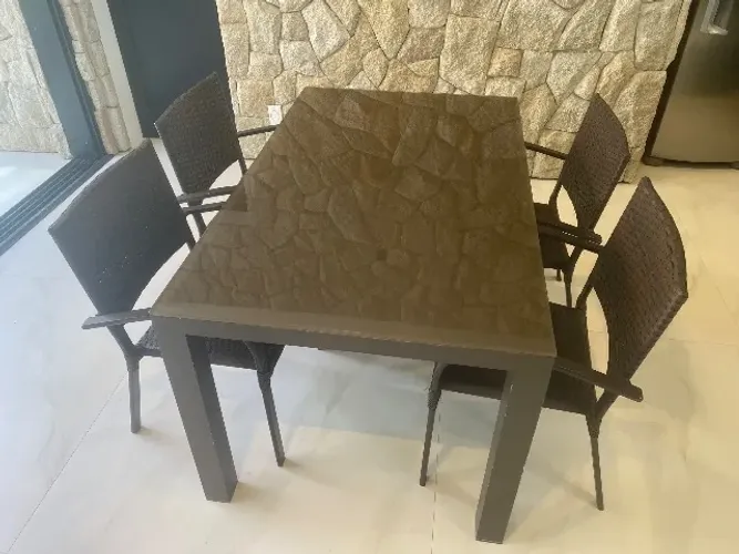 Mesa de alumínio com tampo de vidro + 4 cadeiras