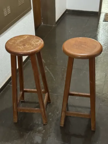 Vendo 2 Banqueta de madeira