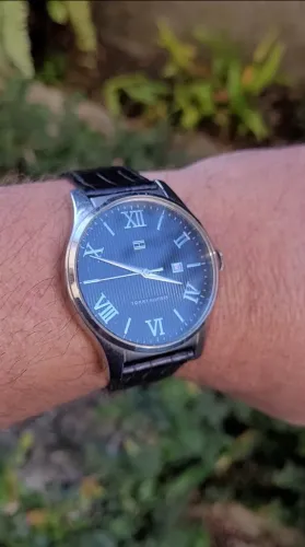 Relógio Tommy Hilfiger com pulseira em couro legítimo.