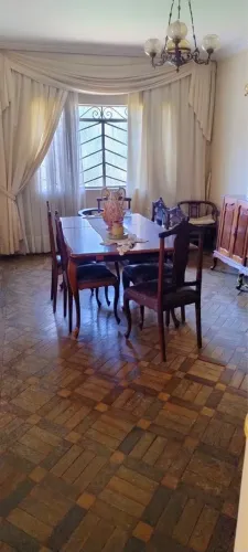 Conjunto Mesa de Jantar Clássica em Madeira com Cadeiras (Estilo Provençal / Antiga