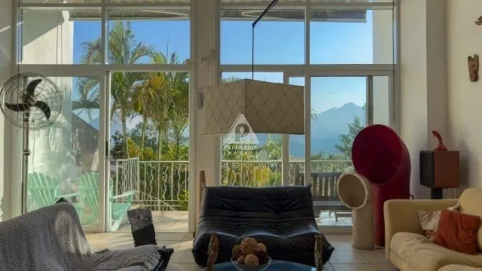 Luxuosa casa em condomínio no Humaitá, com 4 dormitórios, sendo 2 suites e 302 m²